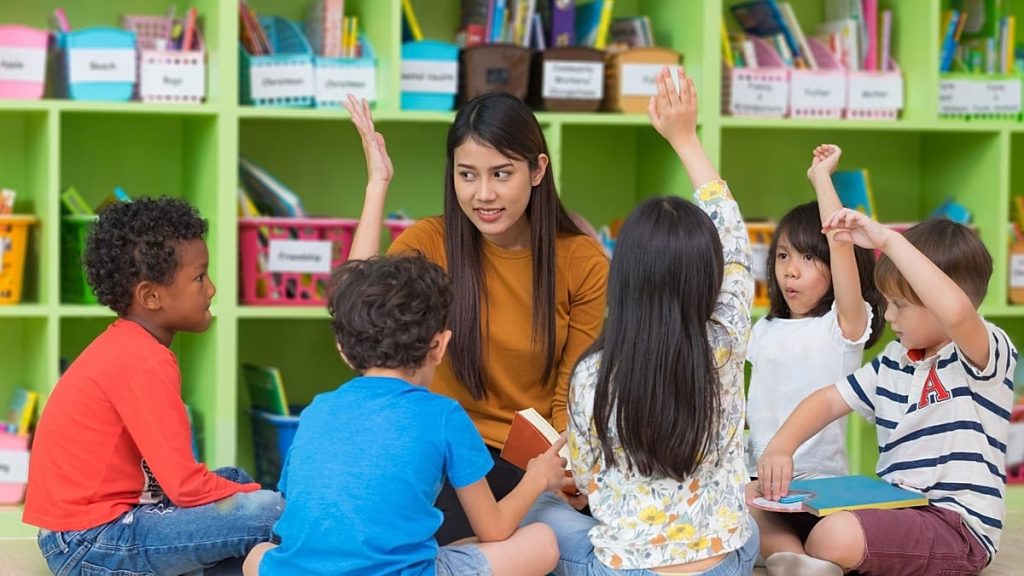 فيديو – النرويج: رياض الأطفال تفتح أبوابها أمام المراهقين وسط نقص حاد في المعلّمين