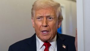 ترامب يطعن في توقيعات بايدن “النعسان” عبر “القلم الآلي”.. فما هو هذا الجهاز؟