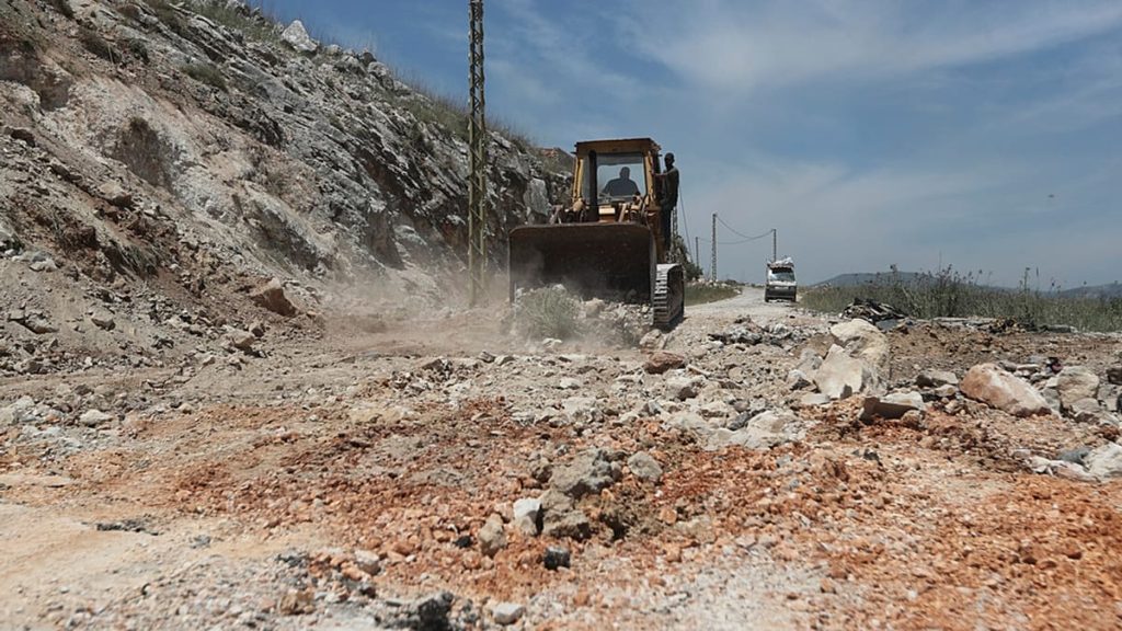 التصعيد يتسارع: إسرائيل توسّع ضرباتها في لبنان.. وتستهدف “شخصية عسكرية بارزة” في غزة