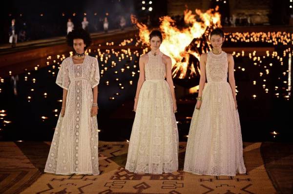 Dior تنثر عبق ثقافات أزياء الشعوب بانعكاسات الشموع الطافية