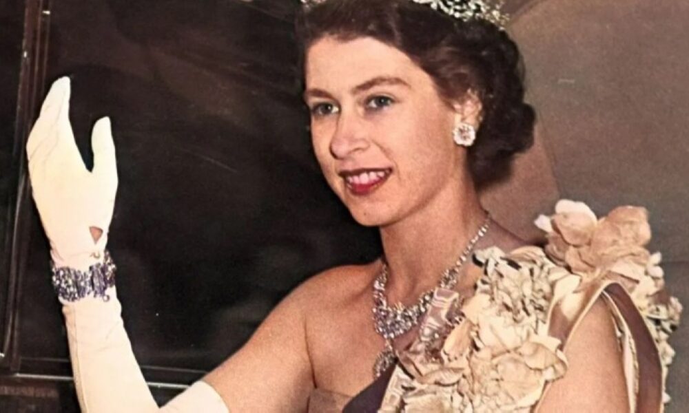 “معرض لندن 2026: أزياء نادرة للملكة إليزابيث”