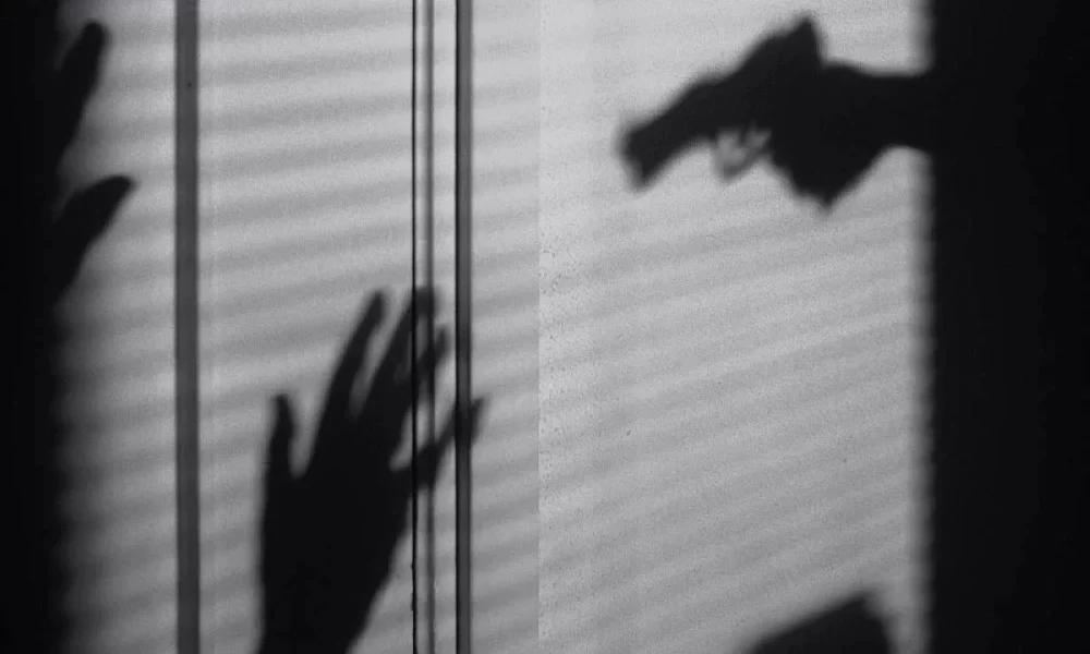 وكيل لاعبين يهدد لاعب دولي شاب بالسلاح!