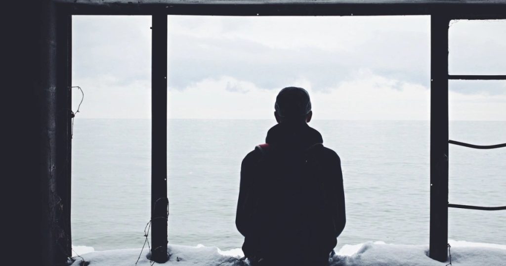 لعنة الوسط: حين نعيش عالقين بين اليقين والضباب