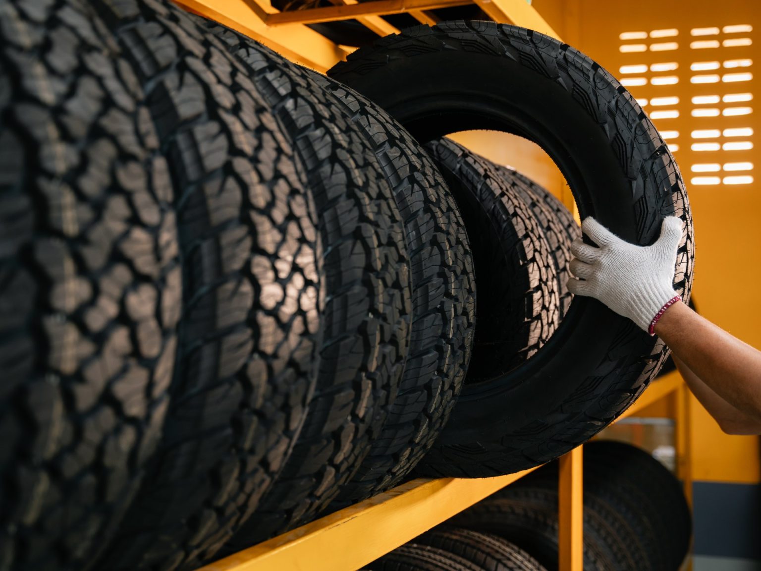 نصائح لفحص إطارات سيارتك وضمان قيادة آمنة قبل بداية الشتاء