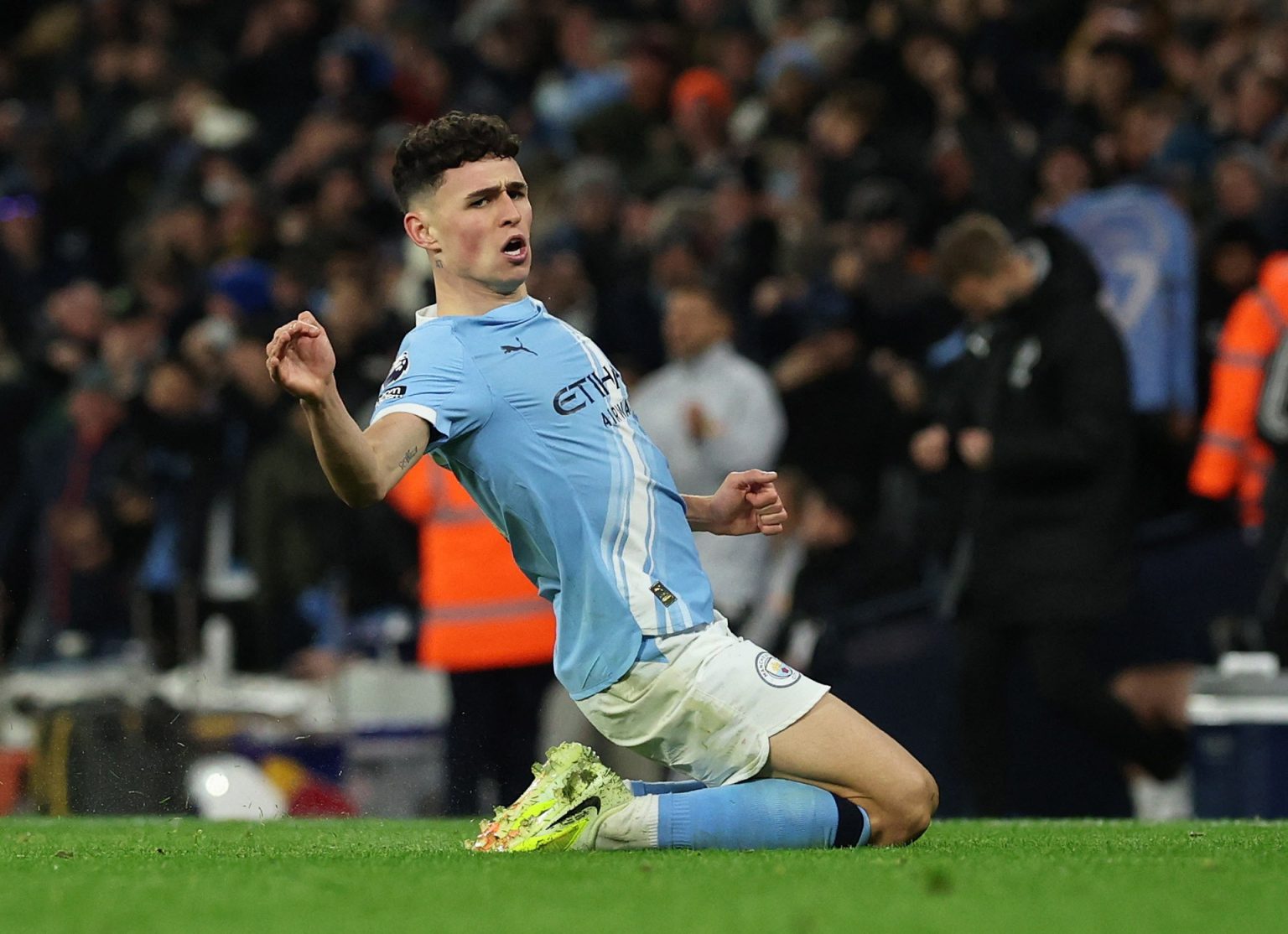 ثنائية فودن تقود سيتي لفوز مثير بالدوري الإنجليزي الممتاز