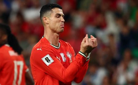 فان دير فارت يسخر من رونالدو: لو كان من الشوكولاتة لأكل نفسه