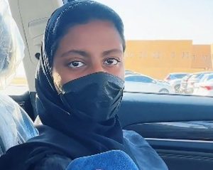 طالبة سعودية تستثمر سيارتها في نقل زميلاتها أثناء الدراسة بالقصيم