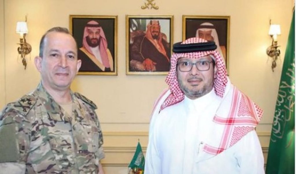 السفير السعودي ببيروت يلتقي قائد الجيش اللبناني لبحث المستجدات والأمن في الجنوب