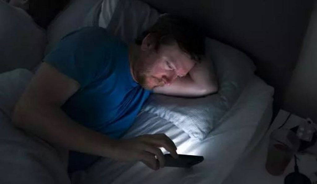 استشاري: محتوى المقاطع القصيرة يؤثّر بشكل كبير على جودة النوم