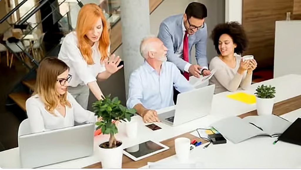 خبير موارد بشرية يحدد معيار السعادة في بيئة العمل