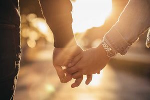 أخصائية توضح: أطعمة تساعد على إنتاج هرمون السعادة