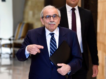 لمعالجة عجز بـ80 مليار دولار لبنان يسعى لاتفاق مع صندوق النقد