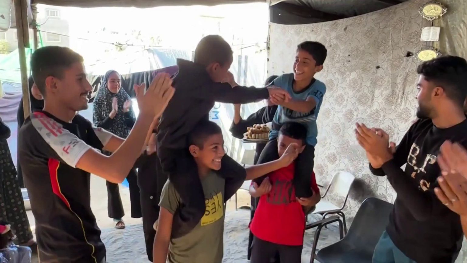 من وسط بحر الحزن.. الناجحون بالثانوية يبعثون الفرح والأمل في غزة