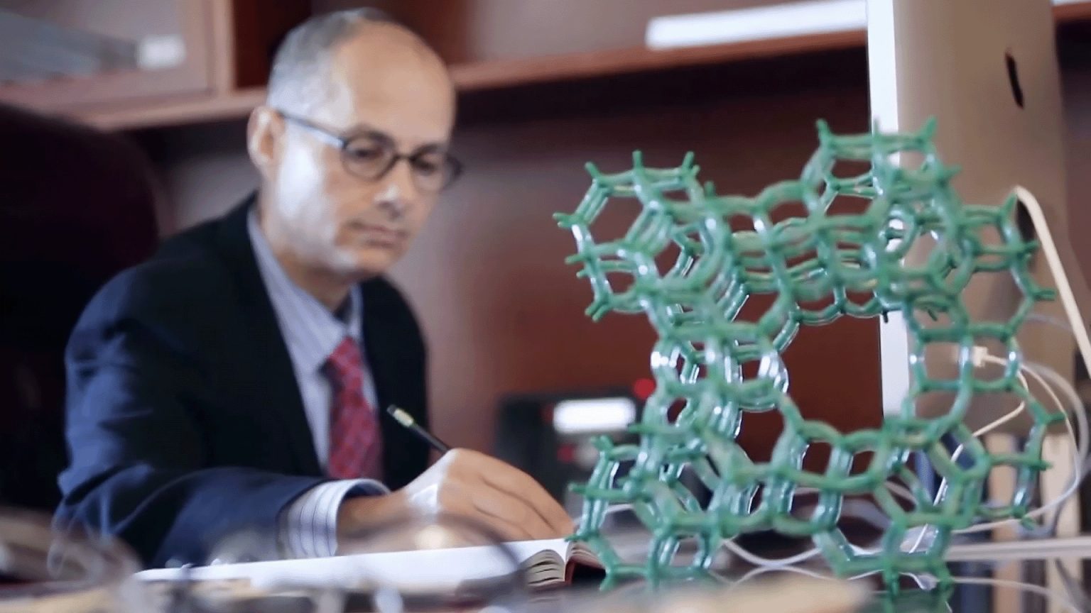 “الكيمياء الشبكية”.. ما قصة الابتكار الذي وضع عمر ياغي بين علماء القرن؟