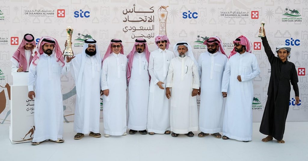 نائب رئيس اتحاد الهجن يتوج أبطال كؤوس الحقايق بحائل ضمن منافسات كأس الاتحاد السعودي 2025