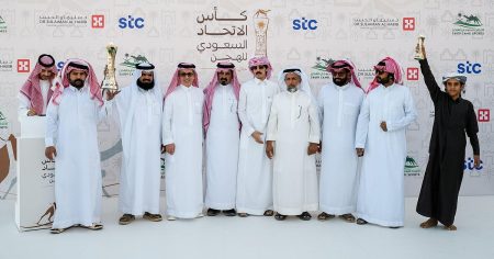نائب رئيس اتحاد الهجن يتوج أبطال كؤوس الحقايق بحائل ضمن منافسات كأس الاتحاد السعودي 2025