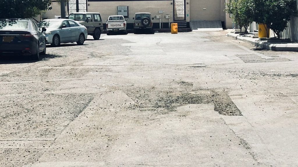 تذمّر سكان حي الرصف بحائل من رداءة السفلتة وتجمع المياه بشارع أبي عبدالله العسقلاني