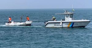 حرس الحدود في مكة المكرمة ينقذ مقيمين بعد تعطل واستطهما البحرية في عرض البحر