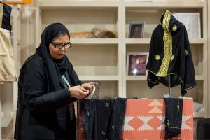 في معرض "بنان" بالرياض.. منى السليطي تُحيي فن "النقدة" وتبتكر "غرزة بنان"