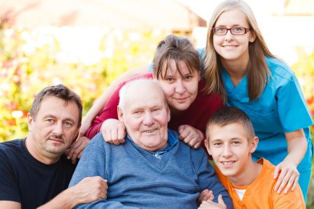 لماذا ينسى مرضى ألزهايمر عائلاتهم وأصدقاءهم؟