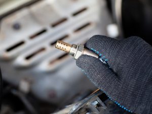 ما وظيفة حساس عادم السيارة ومتى يجب استبداله؟