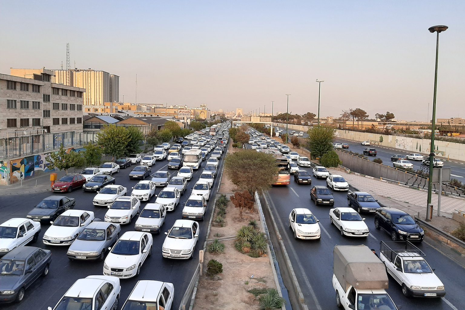 لماذا أجّلت إيران زيادة أسعار البنزين؟