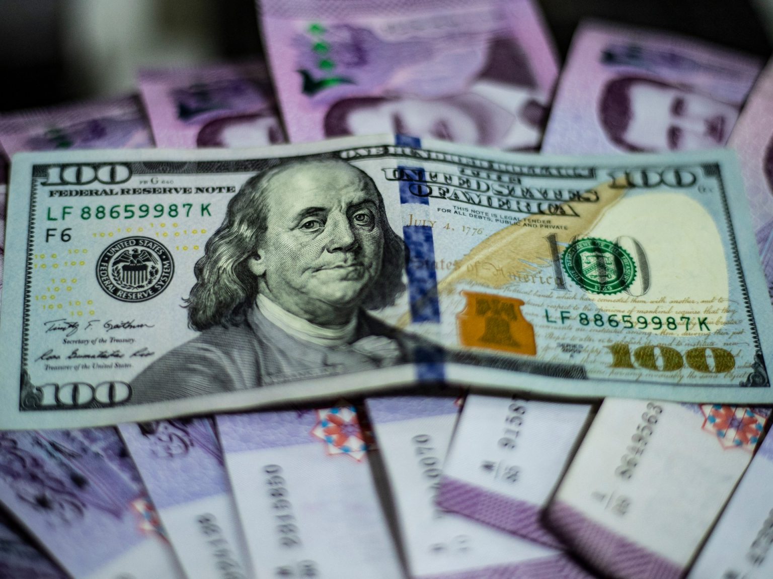 تراجع سعر صرف الليرة السورية مقابل الدولار