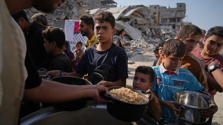 تحذير أوروبي: تعليق إسرائيل لعمل منظمات الإغاثة في غزة يعرقل وصول المساعدات “المنقذة للحياة”