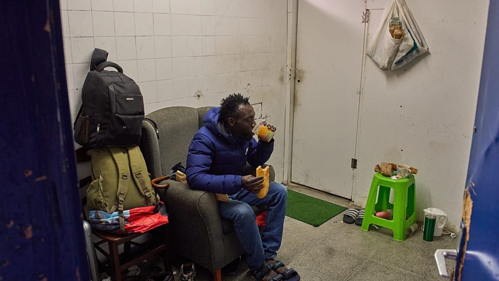 إخلاء 400 شخص من أكبر مستوطنة للمهاجرين في كتالونيا خلال عملية أمنية واسعة