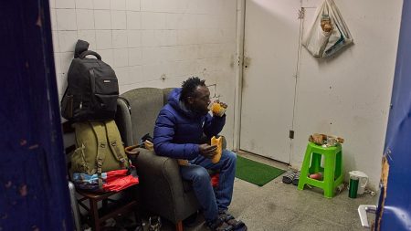 إخلاء 400 شخص من أكبر مستوطنة للمهاجرين في كتالونيا خلال عملية أمنية واسعة