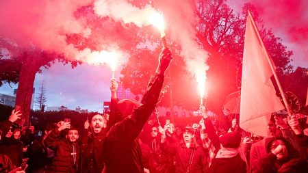 للأسبوع الرابع على التوالي.. مسيرة في تونس احتجاجًا على “القمع وتجريم المعارضة”