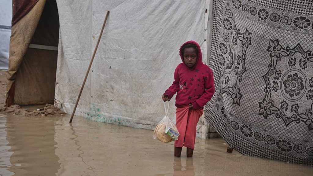 فيديو – مآسي القطاع تتواصل.. أمطار غزيرة تجتاح شوارع غزة وتقتلع خيام النازحين