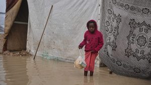 فيديو – مآسي القطاع تتواصل.. أمطار غزيرة تجتاح شوارع غزة وتقتلع خيام النازحين