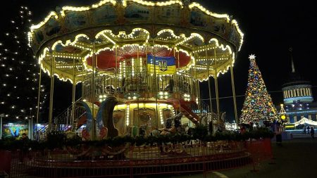 فيديو. العائلات تجد هدوءا نادرا في مركز المعارض الأوكراني وسط انقطاعات التيار الكهربائي