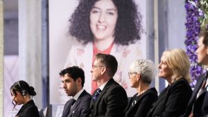 إيران تعتقل نرجس محمدي الحائزة على نوبل السلام خلال تأبين محامٍ