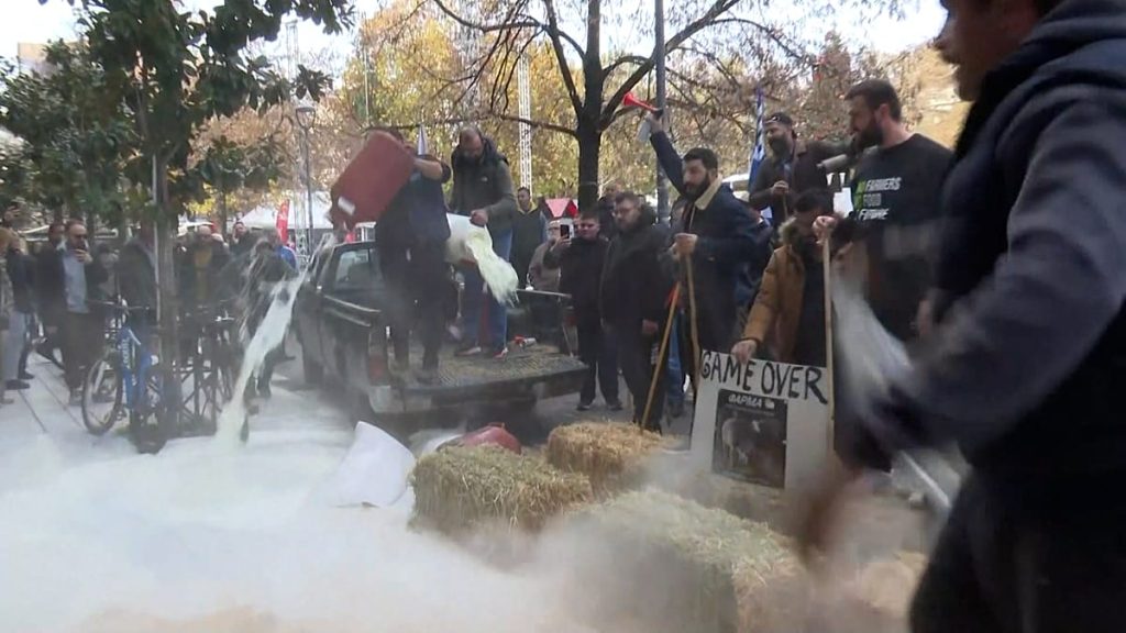 فيديو. مزارعو اليونان يكثفون إغلاق الطرق في أنحاء البلاد