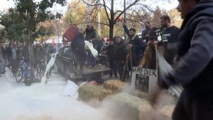 فيديو. مزارعو اليونان يكثفون إغلاق الطرق في أنحاء البلاد