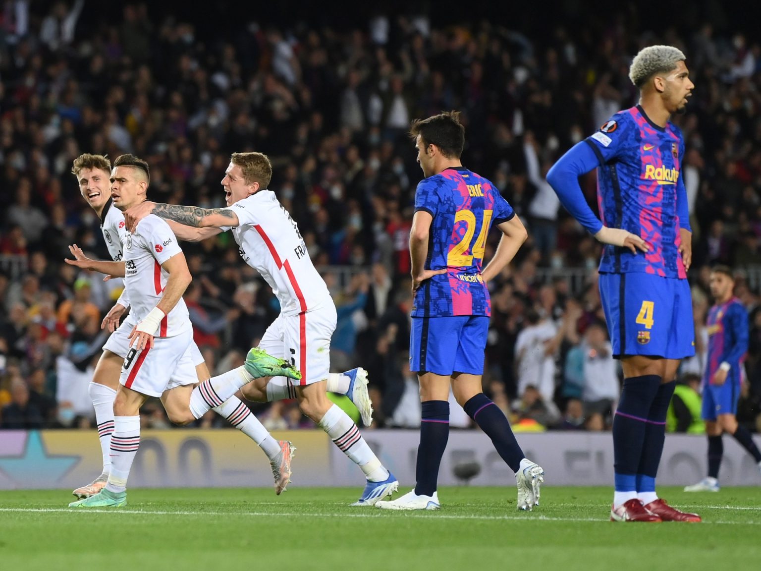 برشلونة ضد فرانكفورت في دوري أبطال أوروبا.. الموعد والتشكيلتان والقنوات الناقلة للبث المباشر