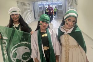 شاهد.. فتيات سعوديات حوّلن مدرجات لوسيل إلى منصة شعرية بعد تأهل الأخضر