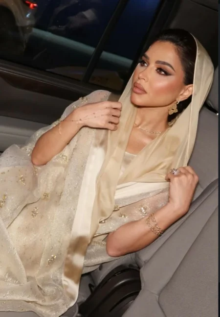 نهى نبيل تتألق بعباية ذهبية – أخبار السعودية