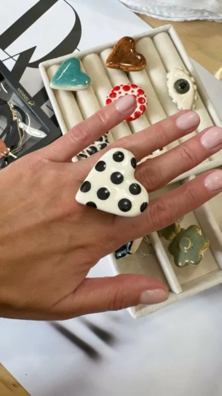 حين تتحوّل الحِرفة إلى أناقة.. الإكسسوارات السيراميكية اليدوية جمال لا يُشبه سواه – أخبار السعودية