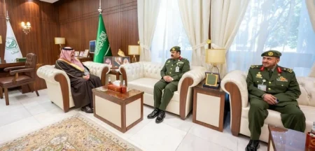 أمير حائل يقلّد مدير جوازات المنطقة ومساعده رتبتيهما الجديدتين – أخبار السعودية