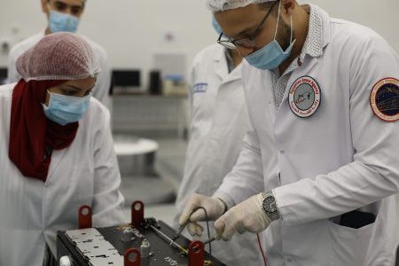 مصر تطلق “قمرا صناعيا نانويا” لدراسة الغلاف الجوي وأثر الشمس