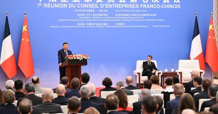 ماكرون يُروج لـ”صنع في أوروبا” لمواجهة المنافسة الصينية في صناعة السيارات الكهربائية