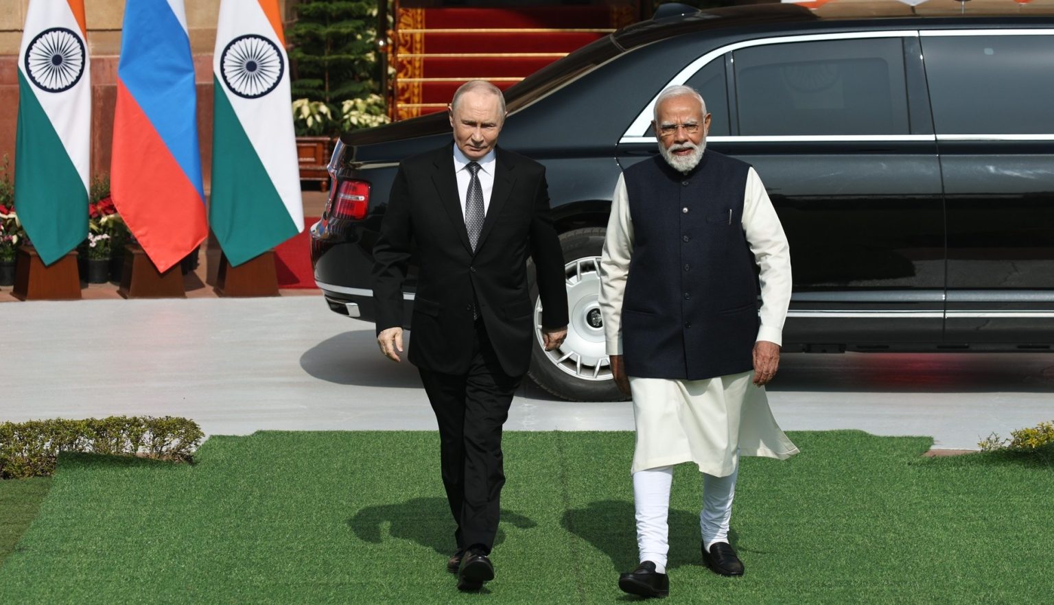 خلال زيارته.. بوتين يؤكد استمرار شحن الوقود للهند رغم الضغوط الغربية