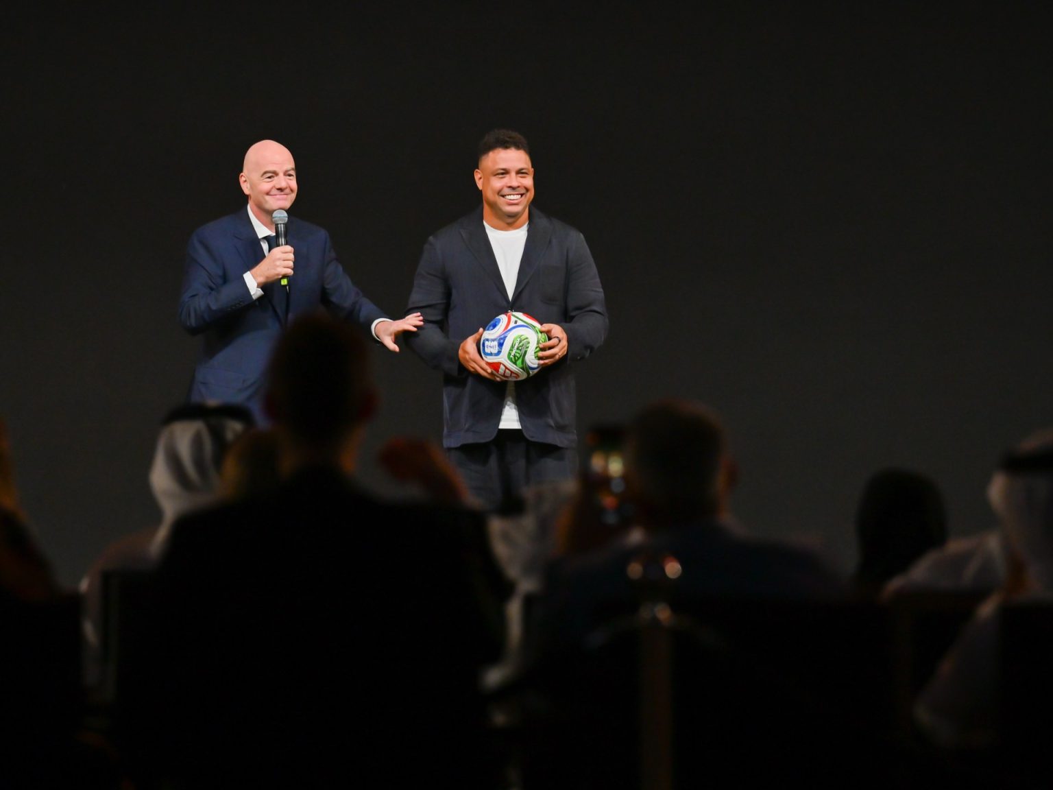 موقف طريف يجمع الظاهرة رونالدو ونور محمدوف ورئيس الفيفا