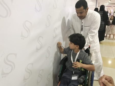 فارس يوثق الولاء للقيادة على «جدارية»