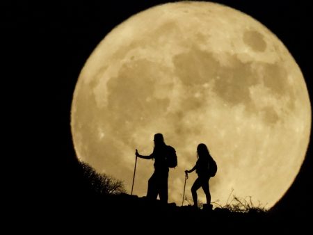 تشاهده بعينيك.. القمر العملاق يزين سماء العالم العربي الليلة