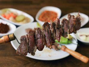 “جاغ كباب” التركي بين أفضل أطباق العالم.. ما الذي يميّز “سفير” أرضروم الغذائي؟