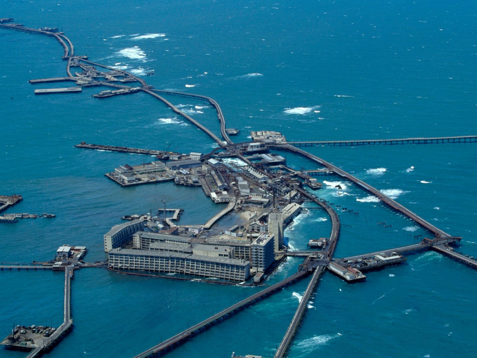 المنصات العائمة تحول بنيوي لمصادر النفط والغاز بدأ عام 1897